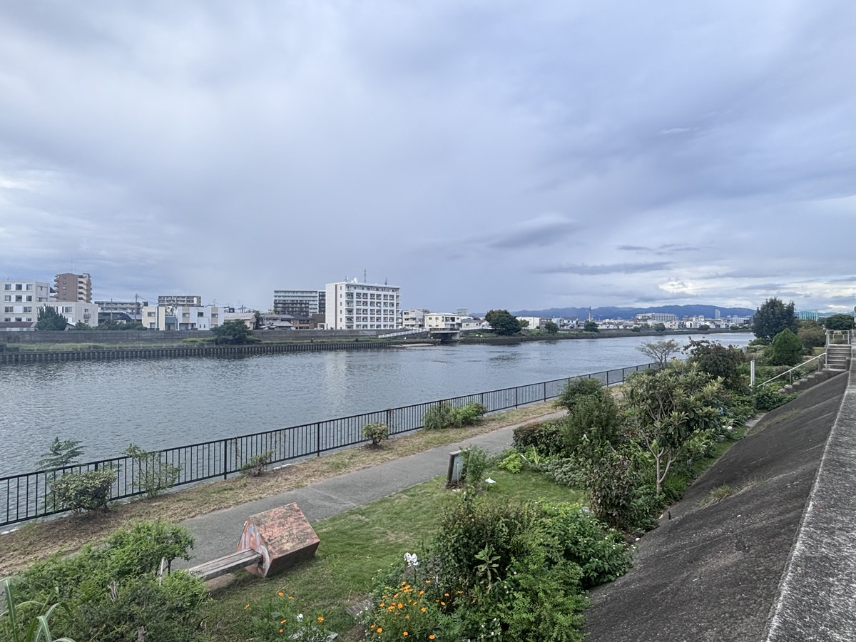 神崎川河川敷の風景。花壇とベンチの向こうに神崎川が広がる