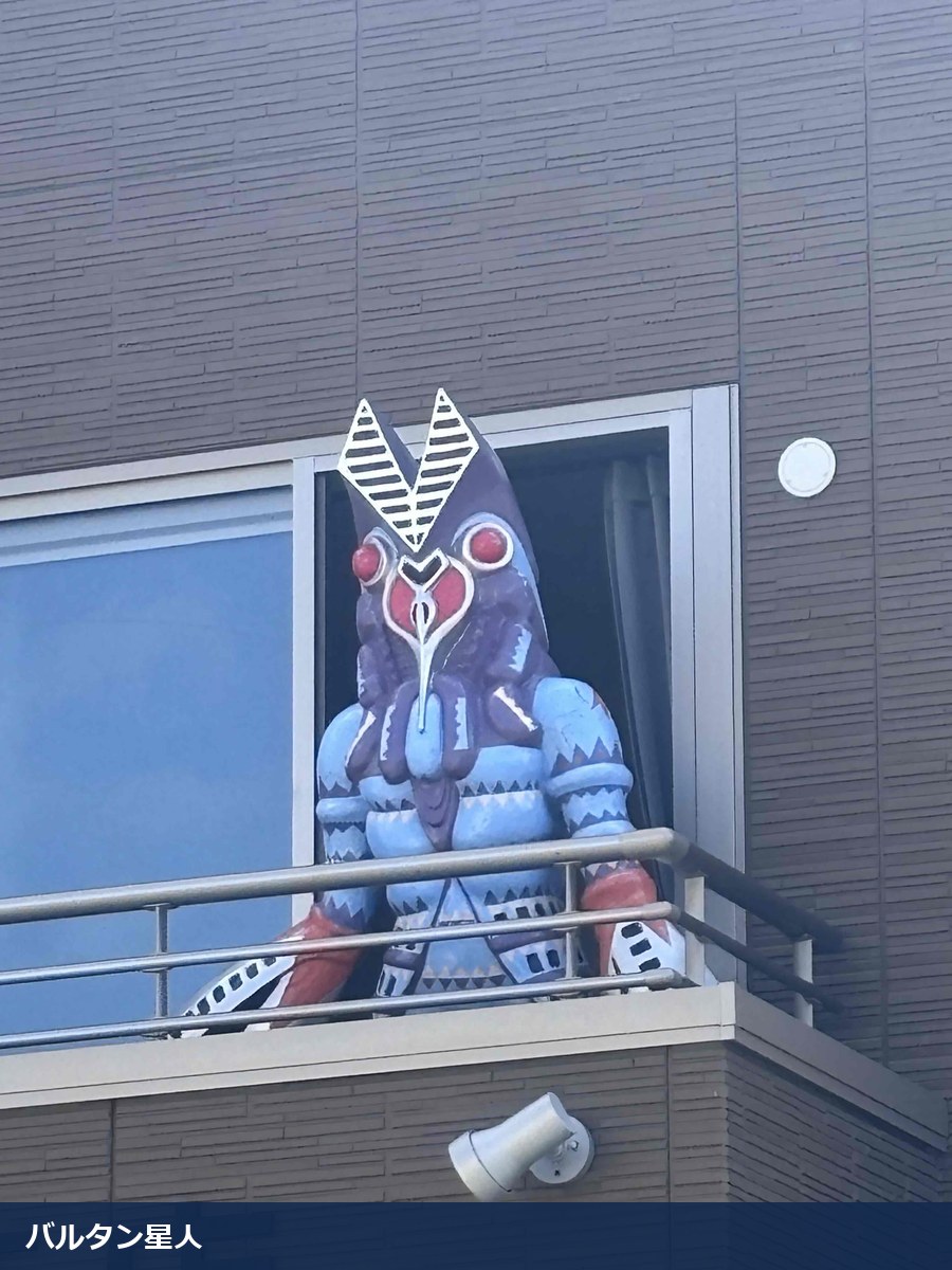 三国の建物のベランダにいるバルタン星人