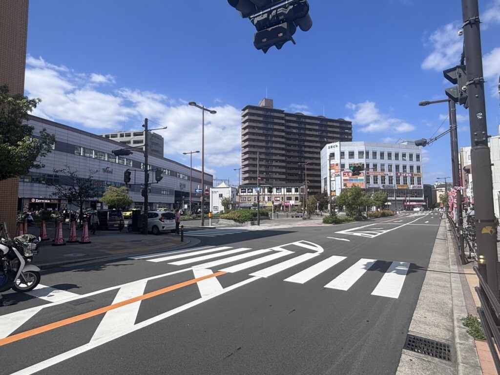 阪急三国駅前の大通りと横断歩道