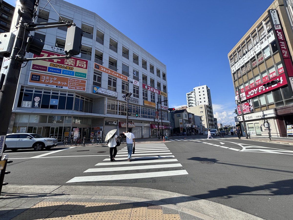 三国駅前の交差点。快活CLUBが入る三国ビル