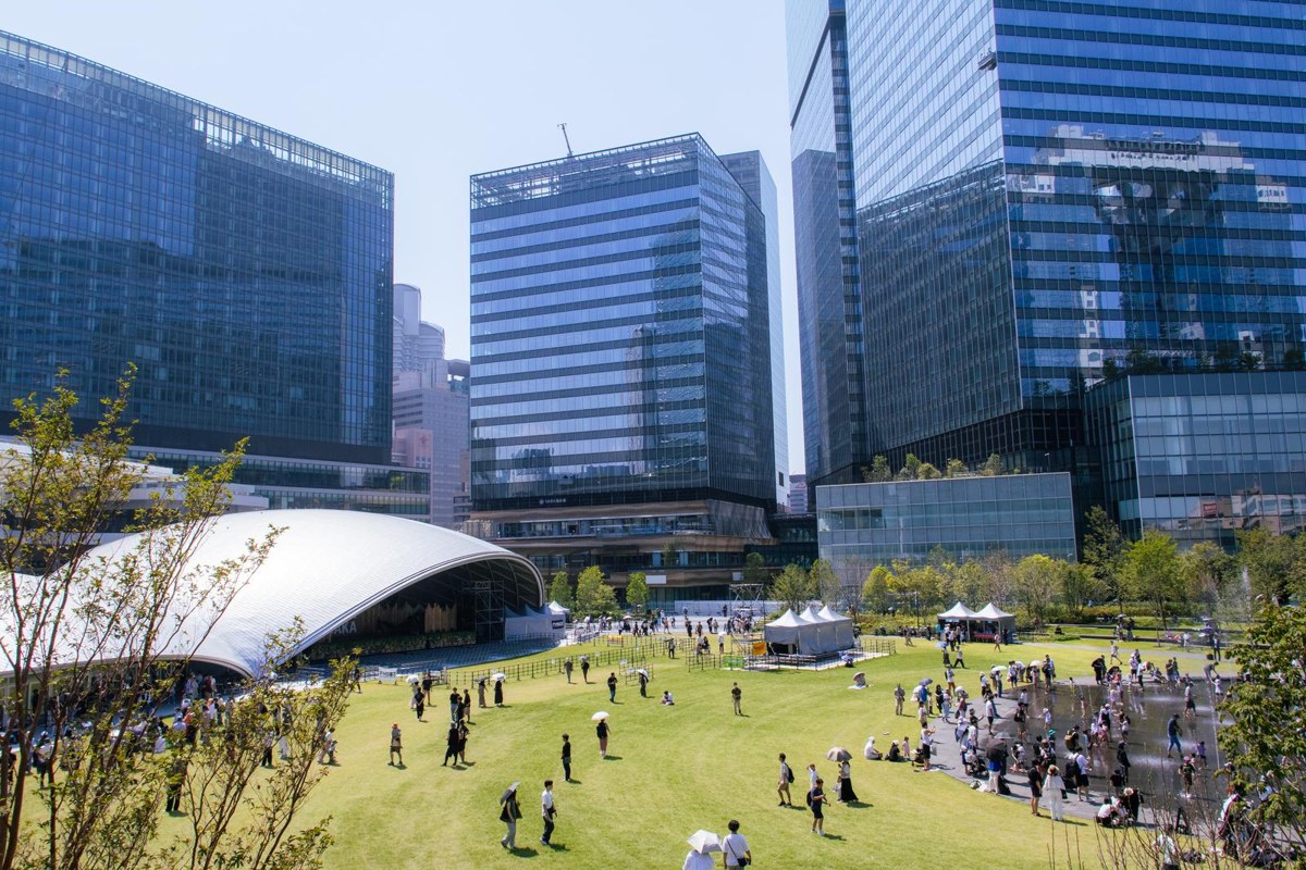 グラングリーン大阪に隣接するうめきた公園の芝生広場とビル群