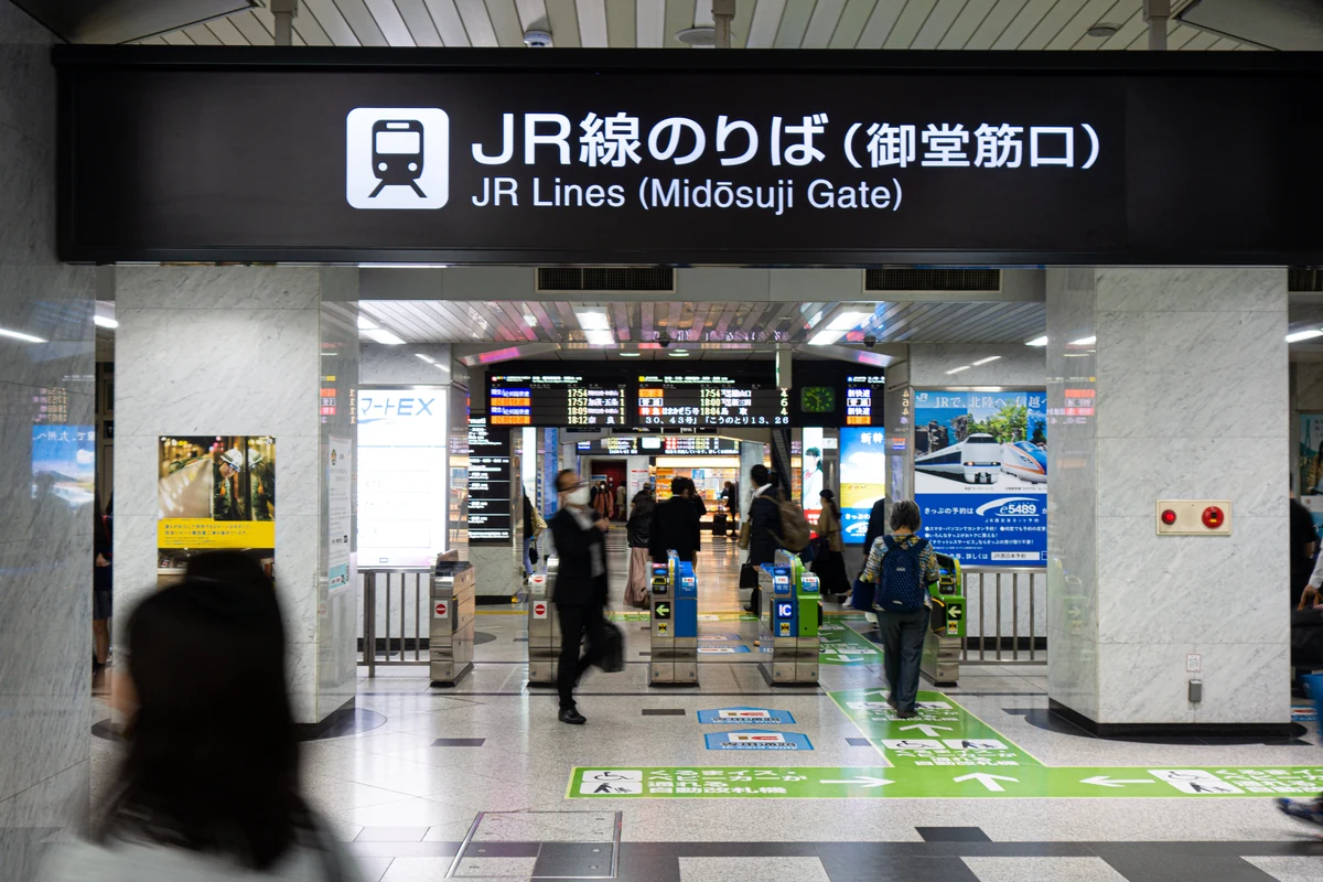 JR大阪駅御堂筋口の自動改札機。「JR線のりば(御堂筋口)」の看板の下を乗客が通り抜けていく