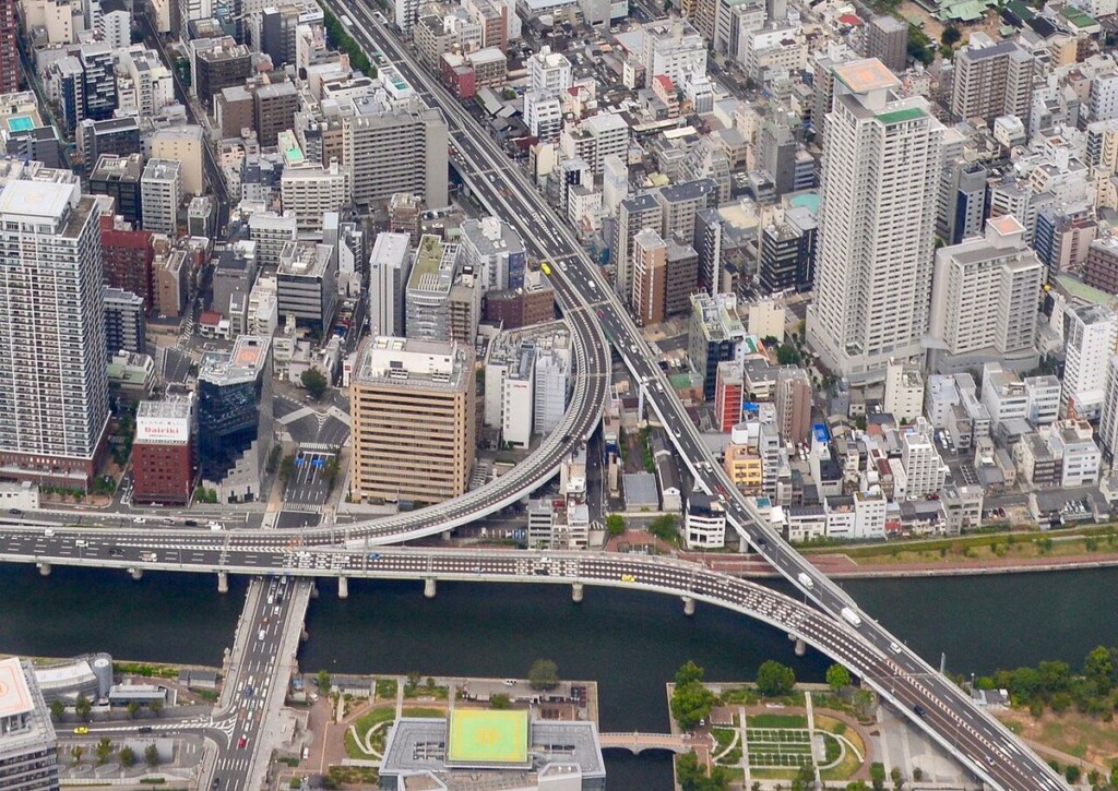 上空から見た阪神高速の天神橋ジャンクション。川の上で高速道路が分かれ、合流している