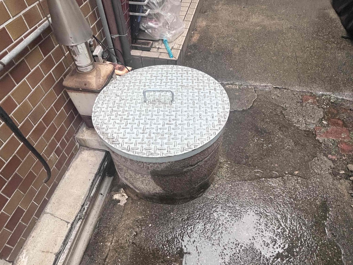 路地に残る、蓋がされた古い井戸