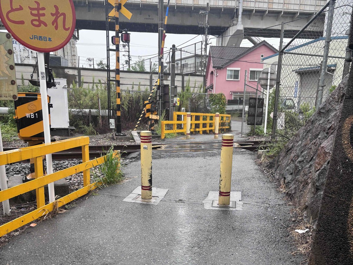 高架下を抜けた先の道に立つ2本の車止め
